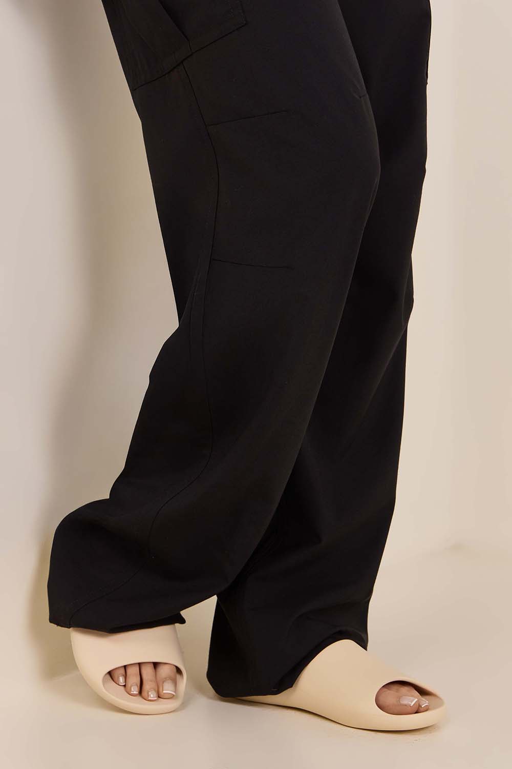 תמונת כל הלוק של כפכפי סליידס